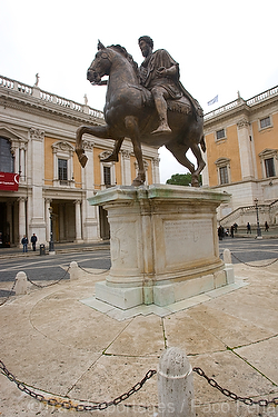 monumental_e_historico;ciudades_historicas;cultura;arte;arte_antiguo;Arte_Romano;estilos_arquitectonicos;estilo_Romano;civilizaciones;cultura_Romana;monumentos;esculturas;escultura;esculturas_ecuestres;emperador_Marco_Aurelio;Cesar;estilos_artisticos;estilo_renacentista;renacimiento;Miguel_Angel;Michelangelo;Plaza_del_Campidoglio;colina_Capitolina