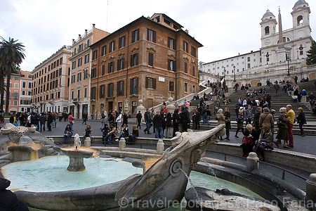 monumental_e_historico;ciudades_historicas;entorno_urbano;mobiliario_urbano;fuente_publica;fuentes;parques_y_plazas_publicas;la_plaza_espanola;Piazza_di_Spagna;Fontana_della_Barcaccia;gente;personas;sociedad;actividades_sociales;gente_paseando_por_ciudad;gente_caminando;gente_en_calles