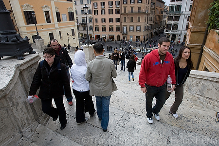 monumental_e_historico;ciudades_historicas;gente;personas;sociedad;turista;turistas;entorno_urbano;parques_y_plazas_publicas;la_plaza_espanola;Piazza_di_Spagna;mobiliario_urbano;escaleras;escalinata;actividades_sociales;gente_paseando_por_ciudad;gente_caminando;gente_en_calles