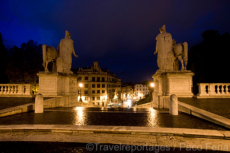 monumental_e_historico;ciudades_historicas;entorno_urbano;parques_y_plazas_publicas;lugares_historicos;el_Capitolio;naturaleza_y_medioambiente;medioambiental;paisajes;paisaje_nocturno;cultura;arte;estilos_artisticos;estilo_renacentista;renacimiento;Miguel_Angel;Michelangelo;Plaza_del_Campidoglio;colina_Capitolina;colores;color;color_dominante;color_dorado;luz_dorada