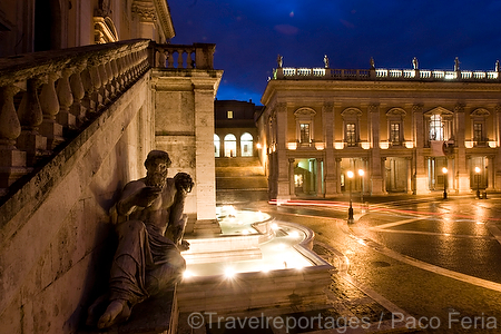 monumental_e_historico;ciudades_historicas;entorno_urbano;parques_y_plazas_publicas;lugares_historicos;el_Capitolio;naturaleza_y_medioambiente;medioambiental;paisajes;paisaje_nocturno;cultura;arte;estilos_artisticos;estilo_renacentista;renacimiento;Miguel_Angel;Michelangelo;Plaza_del_Campidoglio;colina_Capitolina;colores;color;color_dominante;color_dorado;luz_dorada