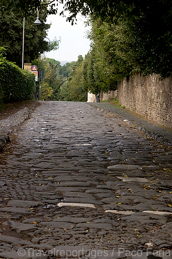 monumental_e_historico;ciudades_historicas;cultura;arte;arte_antiguo;Arte_Romano;estilos_arquitectonicos;estilo_Romano;civilizaciones;cultura_Romana;monumentos;via_romana;caminos;entorno_urbano;vias_comunicacion;carretera;Via_Appia_antigua