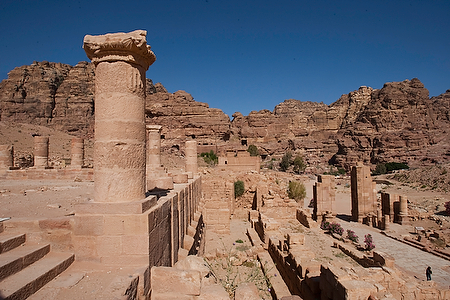 Asia;Proximo_Oriente;Jordania;monumental_e_historico;ciudades_historicas;Petra;ruinas_arqueologicas;arqueologia;restos_arqueologicos;civilizaciones;Nabateos;montanas;montana;cultura;arte;arte_antiguo;Arte_Romano;estilos_arquitectonicos;arquitectura;estilo_Romano;Ruinas_Romanas;columnas;naturaleza_y_medioambiente;medioambiental;paisajes;roca;rocas