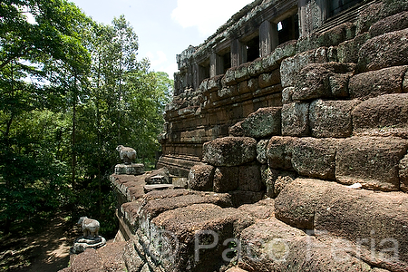 Asia;Camboya;Sudeste_Asiatico;cultura;ritos_y_creencias;religiones;religion;Budismo;monumental_e_historico;monumentos;civilizaciones;Khmer;Jemer;edificios_religiosos;templo;templos;Budista;tropico;zonas_tropicales;templos_Angkor;Phimeanakas;civilizacion_Jemer;monumentos_en_ruinas;ruinas_arqueologicas