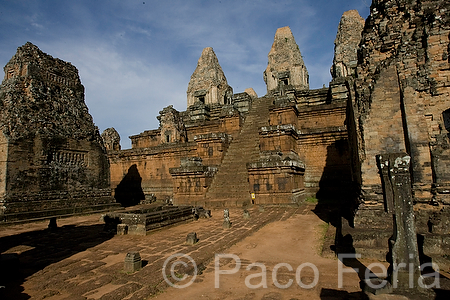 Asia;Camboya;Sudeste_Asiatico;cultura;ritos_y_creencias;religiones;religion;Budismo;monumental_e_historico;monumentos;civilizaciones;Khmer;Jemer;edificios_religiosos;templo;templos;Budista;tropico;zonas_tropicales;templos_Angkor;Pre_Rup;civilizacion_Jemer;monumentos_en_ruinas;ruinas_arqueologicas