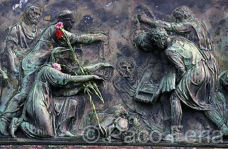monumental_e_historico;monumentos;esculturas;plantas;flor;flores;clavel;claveles;Monumento_al_ciudadano_Minin_y_principe_Pozharsky