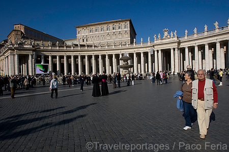 monumental_e_historico;ciudades_historicas;lugares_historicos;edificios_religiosos;cultura;ritos_y_creencias;religion;religiones;Cristianismo;catolicos;catolicismo;entorno_urbano;mobiliario_urbano;gente;personas;sociedad;turista;turistas;parques_y_plazas_publicas;la_plaza_San_Pedro;actividades_sociales;gente_paseando_por_ciudad;gente_caminando;gente_en_calles