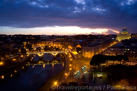 monumental_e_historico;ciudades_historicas;masas_agua;agua;rio;rios;rio_Tiber;edificios_religiosos;basilica;basilica_San_Pedro;cultura;ritos_y_creencias;religion;religiones;Cristianismo;catolicos;catolicismo;arquitectura;detalles_arquitectonicos;cupulas;naturaleza_y_medioambiente;medioambiental;paisajes;paisaje_nocturno;puesta_Sol;atardecer;ocaso;entorno_urbano;puentes;puente_piedra;calles_y_avenidas;trafico;vehiculos;vehiculos_circulando