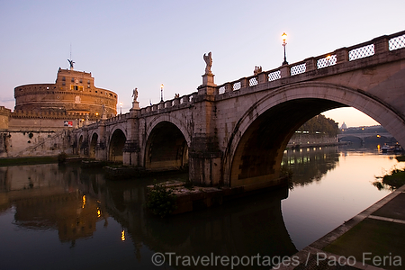 monumental_e_historico;ciudades_historicas;Castillo_Sant´Angelo;masas_agua;agua;rio;rios;rio_Tiber;naturaleza_y_medioambiente;medioambiental;paisajes;paisaje_nocturno;entorno_urbano;puentes;puente_piedra;puente_del_Santo_Angel;salida_del_Sol;al_alba;amanecer;monumentos;castillos;reflejos_en_agua;colores;color;color_dominante;color_dorado;luz_dorada