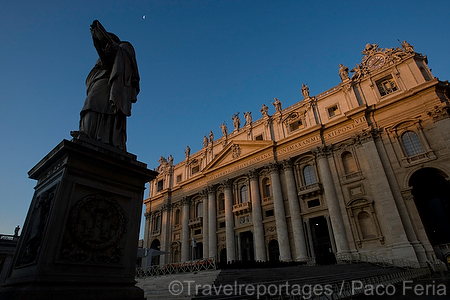 monumental_e_historico;ciudades_historicas;edificios_religiosos;basilica;basilica_San_Pedro;cultura;ritos_y_creencias;religion;religiones;Cristianismo;catolicos;catolicismo;paisajes;puesta_Sol;atardecer;ocaso;colores;color;color_dominante;color_dorado;luz_dorada