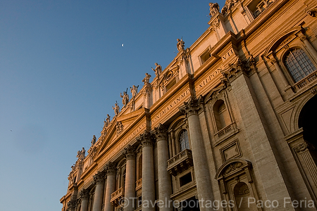 monumental_e_historico;ciudades_historicas;edificios_religiosos;basilica;basilica_San_Pedro;cultura;ritos_y_creencias;religion;religiones;Cristianismo;catolicos;catolicismo;paisajes;puesta_Sol;atardecer;ocaso;colores;color;color_dominante;color_dorado;luz_dorada