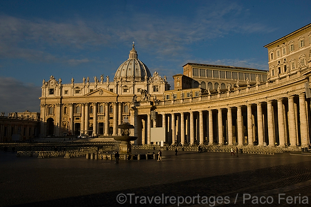 monumental_e_historico;ciudades_historicas;edificios_religiosos;basilica;basilica_San_Pedro;cultura;ritos_y_creencias;religion;religiones;Cristianismo;catolicos;catolicismo;la_plaza_San_Pedro;arquitectura;detalles_arquitectonicos;cupulas;paisajes;puesta_Sol;atardecer;ocaso;colores;color;color_dominante;color_dorado;luz_dorada