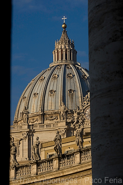 monumental_e_historico;ciudades_historicas;edificios_religiosos;basilica;basilica_San_Pedro;cultura;ritos_y_creencias;religion;religiones;Cristianismo;catolicos;catolicismo;arquitectura;detalles_arquitectonicos;cupulas;paisajes;puesta_Sol;atardecer;ocaso;colores;color;color_dominante;color_dorado;luz_dorada