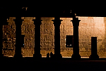 Africa;Egipto;monumental_e_historico;civilizaciones;antiguo_Egipto;monumentos_egipcios;cultura;arte;arte_antiguo;Arte_Egipcio;arquitectura;columnas;Templo_Philae;luz;iluminacion;noche;nocturno;vista_nocturna;de_noche;iluminacion_nocturna;nocturnas;estilos_arquitectonicos;estilo_ptolemaico