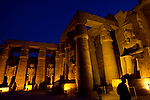 Africa;Egipto;monumental_e_historico;civilizaciones;antiguo_Egipto;monumentos_egipcios;cultura;arte;arte_antiguo;Arte_Egipcio;arquitectura;columnas;El_templo_Luxor;luz;iluminacion;noche;nocturno;vista_nocturna;de_noche;iluminacion_nocturna;nocturnas