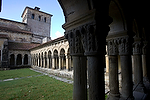 Europa;Espana;Cantabria;monumental_e_historico;edificios_religiosos;iglesia_romanica;iglesias;parroquia;cultura;arte;estilos_arquitectonicos;estilo_Romanico;arte_Romanico;claustro;arcos;ciudades_historicas;ciudades_medievales;Colegiata_Santa_Juliana