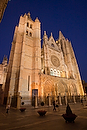 Europa;Espana;Castilla_y_Leon;Leon;monumental_e_historico;edificios_religiosos;catedrales;catedral;catedral_gotica;Santa_Maria_Regla;pulchra_leonina;vista_nocturna;de_noche;iluminacion_nocturna;nocturnas;nocturno