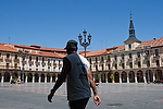 Europa;Espana;Castilla_y_Leon;Leon;monumental_e_historico;entorno_urbano;arquitectura;estilos_arquitectonicos;arquitectura_clasica_espanola;plaza_Mayor;gente_paseando;caminando