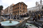 monumental_e_historico;ciudades_historicas;entorno_urbano;mobiliario_urbano;fuente_publica;fuentes;parques_y_plazas_publicas;la_plaza_espanola;Piazza_di_Spagna;Fontana_della_Barcaccia;gente;personas;sociedad;actividades_sociales;gente_paseando_por_ciudad;gente_caminando;gente_en_calles