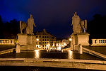 monumental_e_historico;ciudades_historicas;entorno_urbano;parques_y_plazas_publicas;lugares_historicos;el_Capitolio;naturaleza_y_medioambiente;medioambiental;paisajes;paisaje_nocturno;cultura;arte;estilos_artisticos;estilo_renacentista;renacimiento;Miguel_Angel;Michelangelo;Plaza_del_Campidoglio;colina_Capitolina;colores;color;color_dominante;color_dorado;luz_dorada