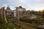 monumental_e_historico;ciudades_historicas;cultura;arte;arte_antiguo;Arte_Romano;estilos_arquitectonicos;estilo_Romano;civilizaciones;cultura_Romana;naturaleza_y_medioambiente;medioambiental;paisajes;salida_del_Sol;al_alba;amanecer;luz;iluminacion;contraluz;monumentos;monumentos_en_ruinas;ruinas_arqueologicas;entorno_urbano;arquitectura;arquitectura_romana;el_foro_romano;colores;color;color_dominante;color_dorado;luz_dorada