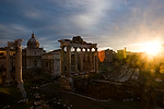 monumental_e_historico;ciudades_historicas;cultura;arte;arte_antiguo;Arte_Romano;estilos_arquitectonicos;estilo_Romano;civilizaciones;cultura_Romana;naturaleza_y_medioambiente;medioambiental;paisajes;salida_del_Sol;al_alba;amanecer;luz;iluminacion;contraluz;monumentos;monumentos_en_ruinas;ruinas_arqueologicas;entorno_urbano;arquitectura;arquitectura_romana;el_foro_romano;colores;color;color_dominante;color_dorado;luz_dorada