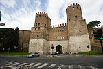 monumental_e_historico;ciudades_historicas;monumentos;via_romana;caminos;entorno_urbano;vias_comunicacion;carretera;Via_Appia_antigua;puerta_San_Sebastian;arquitectura;detalles_arquitectonicos;puerta