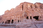 Asia;Proximo_Oriente;Jordania;monumental_e_historico;ciudades_historicas;Petra;ruinas_arqueologicas;arqueologia;restos_arqueologicos;civilizaciones;Nabateos;montanas;montana;monumentos_historicos;templo;naturaleza_y_medioambiente;medioambiental;paisajes;roca;rocas;colores;color;color_dominante;color_rojo