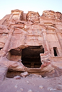 Asia;Proximo_Oriente;Jordania;monumental_e_historico;ciudades_historicas;Petra;ruinas_arqueologicas;arqueologia;restos_arqueologicos;civilizaciones;Nabateos;montanas;montana;monumentos_historicos;templo;naturaleza_y_medioambiente;medioambiental;paisajes;roca;rocas;colores;color;color_dominante;color_rojo