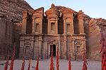 Asia;Proximo_Oriente;Jordania;monumental_e_historico;ciudades_historicas;Petra;ruinas_arqueologicas;arqueologia;restos_arqueologicos;civilizaciones;Nabateos;montanas;montana;monumentos_historicos;templo;monasterio;monasterios;naturaleza_y_medioambiente;medioambiental;paisajes;puesta_Sol;atardecer;ocaso;estilos_arquitectonicos;arquitectura;columnas;roca;rocas