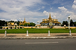 Asia;Camboya;Sudeste_Asiatico;tropico;zonas_tropicales;entorno_urbano;calles_y_avenidas;edificios;monumental_e_historico;monumentos;palacios;Recinto_del_Palacio_Real