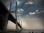 Europa;Portugal;Lisboa;paisajes;puesta_Sol;atardecer;ocaso;agua;rio;rio_Tajo;Tejo;paisaje_fluvial;delta;puente;puentes;puente_Vasco_Gama;cielo;cielo_nublado;nubes