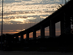 Europa;Portugal;Lisboa;paisajes;puesta_Sol;atardecer;ocaso;puente;puentes;puente_Vasco_Gama;luz;iluminacion;noche;nocturno;entorno_urbano;vista_nocturna;de_noche;iluminacion_nocturna;nocturnas;cielo;cielo_nublado;nubes