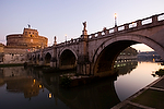 monumental_e_historico;ciudades_historicas;Castillo_Sant´Angelo;masas_agua;agua;rio;rios;rio_Tiber;naturaleza_y_medioambiente;medioambiental;paisajes;paisaje_nocturno;entorno_urbano;puentes;puente_piedra;puente_del_Santo_Angel;salida_del_Sol;al_alba;amanecer;monumentos;castillos;reflejos_en_agua;colores;color;color_dominante;color_dorado;luz_dorada