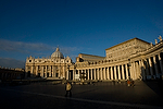 monumental_e_historico;ciudades_historicas;edificios_religiosos;basilica;basilica_San_Pedro;cultura;ritos_y_creencias;religion;religiones;Cristianismo;catolicos;catolicismo;la_plaza_San_Pedro;arquitectura;detalles_arquitectonicos;cupulas;paisajes;puesta_Sol;atardecer;ocaso;colores;color;color_dominante;color_dorado;luz_dorada