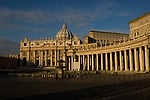 monumental_e_historico;ciudades_historicas;edificios_religiosos;basilica;basilica_San_Pedro;cultura;ritos_y_creencias;religion;religiones;Cristianismo;catolicos;catolicismo;la_plaza_San_Pedro;arquitectura;detalles_arquitectonicos;cupulas;paisajes;puesta_Sol;atardecer;ocaso;colores;color;color_dominante;color_dorado;luz_dorada