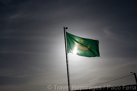 Africa;Mauritania;desierto_del_Sahara;el_Sahel;paises_en_vias_desarrollo;Tercer_Mundo;pobreza;iconos_y_emblemas;simbolos;banderas;bandera_Mauritania;luz;iluminacion;contraluz