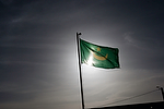 Africa;Mauritania;desierto_del_Sahara;el_Sahel;paises_en_vias_desarrollo;Tercer_Mundo;pobreza;iconos_y_emblemas;simbolos;banderas;bandera_Mauritania;luz;iluminacion;contraluz